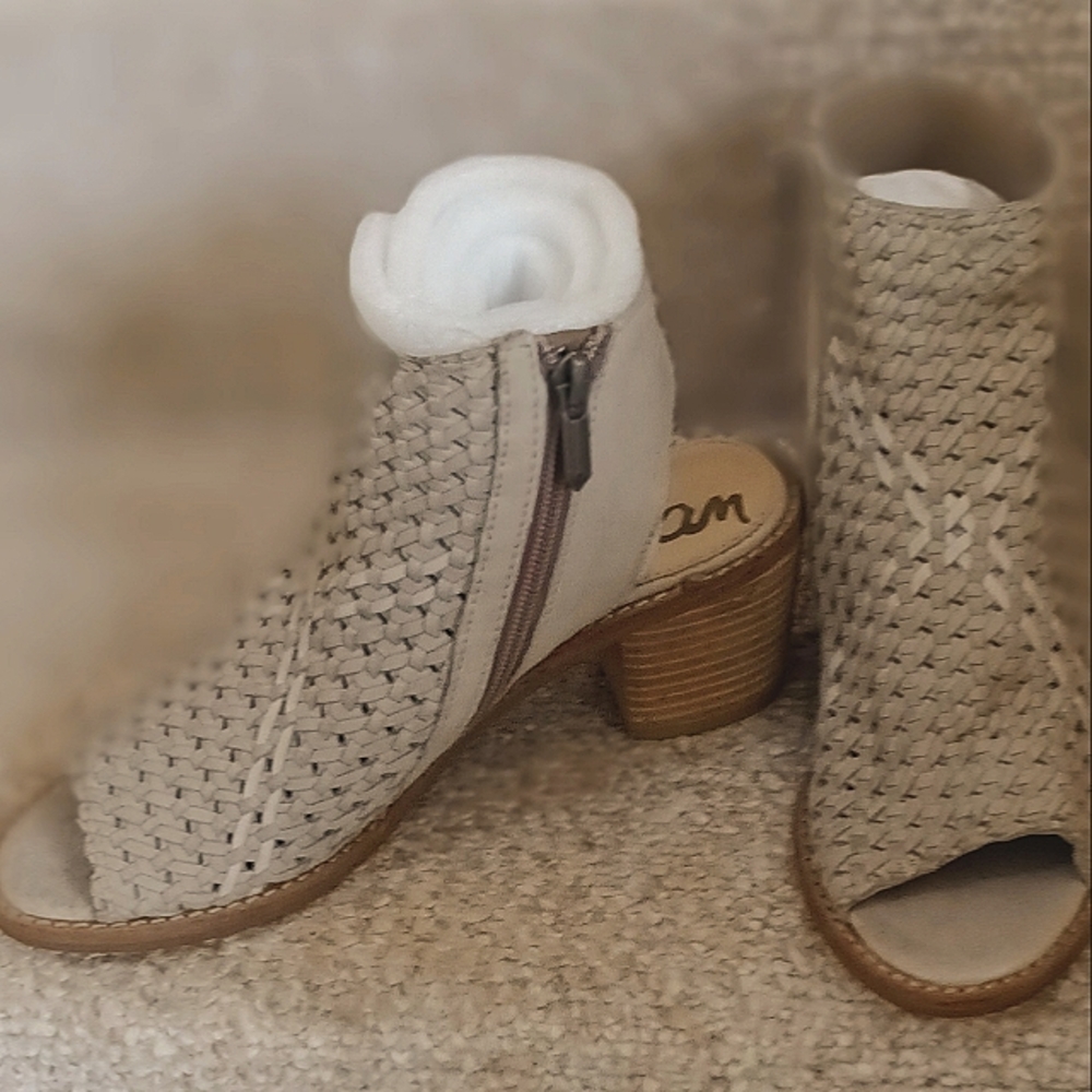 BARELY WORN SAM EDELMAN woven leather sandal. Stacked 2.5" wooden heel.